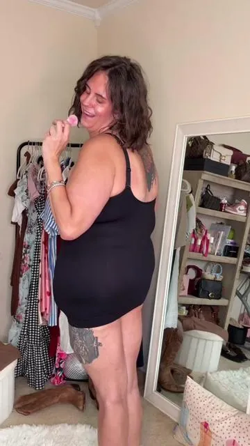Holy cow a built in bra that actually works that is built into incredible shapewear that covers my plus size apron belly and my butt. #DealsForYouDays #SummerVibes #shapewear #shapewearreview #plussizeshapewear @Shapermint 