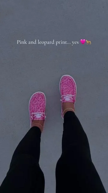 The way that are going to sell out so fast! #heydudeshoes #pinkshoe #comfyshoes #leopardprint 
