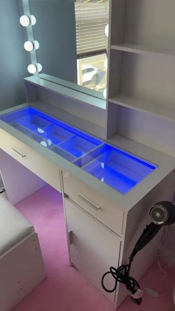 Este VANITY lo tiene todo: luces LED de colores que puedes cambiar desde tu 📲 , gran espacio de almacenamiento y enchufes integrados. #SummerVibes #tiktokshopdealsforyoudays  #MakeupVanity #vanity #tocadoresdemaquillaje @CollaredEagle 