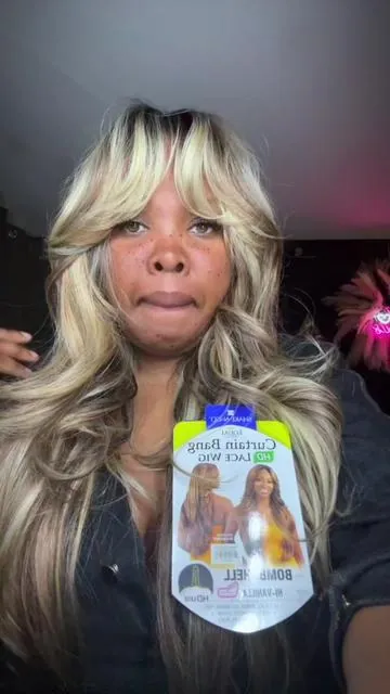 Mind You I took this straight out the package 📦 Installing this like now #SyntheticWig #CurtainBangs #HighlightWig #BombshellWig #Freetress 
