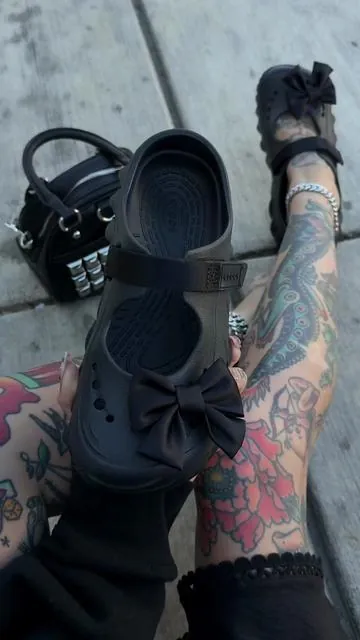 True to size 🖤 @Crocs #crocs #maryjaneshoes #altoutfits #darkaesthetics #summershoes 