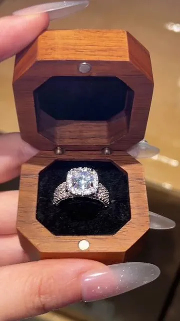 A girl really ought to buy herself a 💍 ring #rings #engagementring #travelring #jewelry #giftguide 
