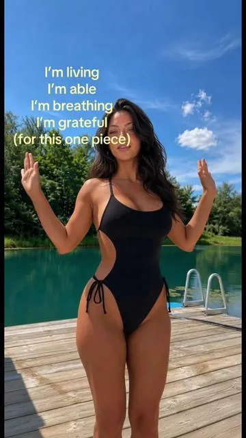 Such a flattering swimsuit 🫶🏻#onepieceswimsuit #swimsuit #swimsuitinspo #beachday 