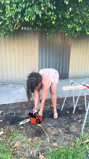 VEVOR Gas Chainsaw  🪵⚡ La VEVOR Gas Chainsaw 12-Inch es una motosierra compacta y potente, ideal para cortar ramas, leña y realizar trabajos de jardinería o mantenimiento. Su diseño práctico facilita el manejo y ofrece un rendimiento confiable para proyectos en el hogar o el campo. #TikTokShopCreatorPicks #VEVOR #GasChainsaw #Herramientas #Jardineria