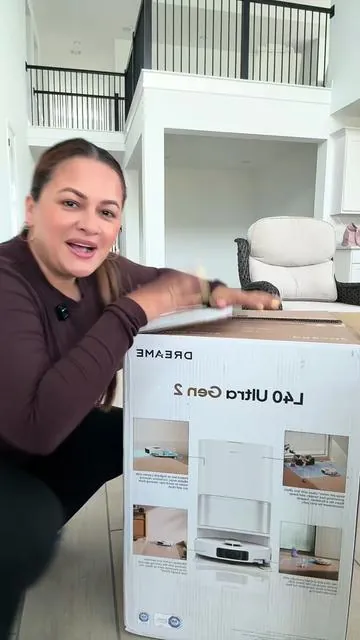 ✨ La aspiradora que literalmente hace la limpieza por ti 🤯🏡 La Dreame L40 Ultra Gen 2 no solo aspira… piensa. 🧠✨ Su tecnología detecta la suciedad, lava el piso, se limpia sola y hasta extiende su brazo lateral para llegar a esas esquinas donde otros robots nunca alcanzan. 😱 ✔️ Se levanta automáticamente para proteger tus alfombras ✔️ Sus mopas se lavan solas con agua caliente y se secan para evitar malos olores 💦 ✔️ Vacía el polvo sola por semanas ✔️ Detecta obstáculos y limpia alrededor de muebles sin que tengas que mover todo Básicamente: menos horas limpiando y más tiempo para ti. 🫶 Después de probar esto… volver a pasar trapeador se siente del pasado 😂✨ @DreameUS  #dreame #dreamsmp #robotvacuumcleaner #dealsforyoudays #starterpicks 