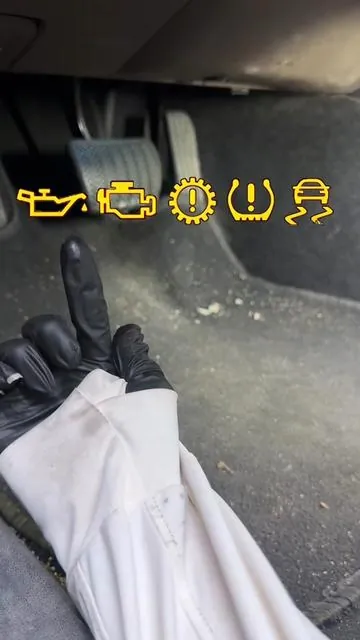 No computer or app needed—just plug it in and it'll tell you what's wrong with your car.#tiktokshopitalia#obd2#scanner#checkengine#checkenginelight