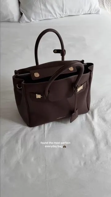 amazing quality, fits everything I need, and comes in the prettiest colors ✨👜#everydaybag #whatsinmybag #totebag #fashiongirlies #fashiontok 