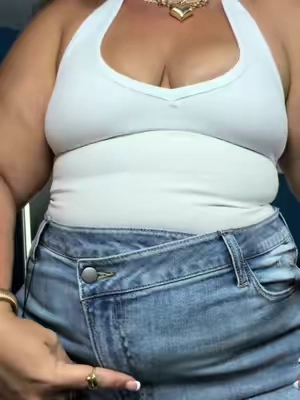 Love a light wash ❤️‍🔥 @Fashion Nova #ootdinpso #plussizefashion #jeans #stretchyjeans #baggyjeans 
