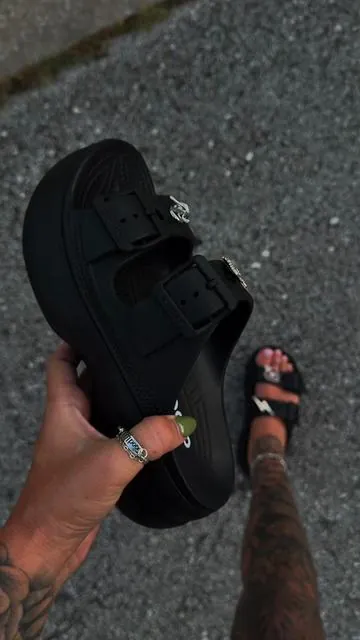 The CUTEST new platform version of the Saturday sandals by @Crocs 🖤  #crocs#crocssandals#sandals#crocsnewarrivals 
