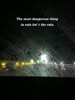 The oil film on the glass can easily lead to dangerous driving during heavy rainstorms and at night #dangerous #CarClean #Windshield #oilfilmcleaner #tiktok    