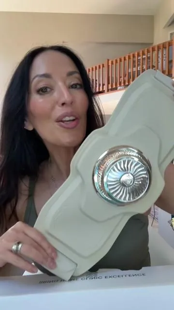 I love Inia products. I have been using their flare and red light mask forever. Now adding the red light neck and chest. The all in one belt with radio frequency, red light, ems and vibration massage! I have now tried it and WHOAH! And the body guasha! Excellent!  #dealsforyoudays #radiofrequency #ems #bodyguasha #redlighttherapy 