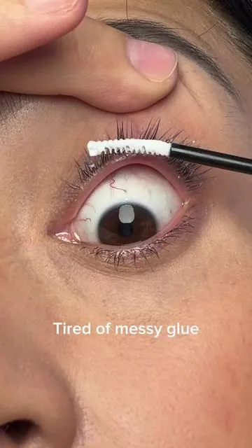 #naturallashes #nogluelashes #diylashesathome #lashtok #momhacks 