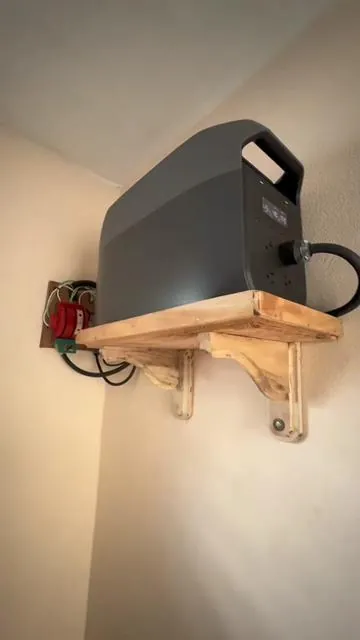 Así quedó la Delta 3 Max en Cuba con sistema de cuchillas para correr toda la casa. ⚡🔌 Un súper tip: usen panel solar de 500W, no el portátil de la marca. Y sí, ¡tuvimos que usar la propia planta para taladrar la pared! 😂 ¡Toca mi bolsita naranja para aprovechar la oferta relámpago a mitad de precio y envío gratis! 🛒🏃‍♀️💨 #ecoflow #delta3max #enviosacuba #apagones #bateriaportatil 