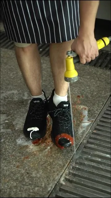 Still wearing regular shoes to a 10-hour shift? Why? #SlipResistant #oilproofshoes #waterproof #chefshoes #chef   