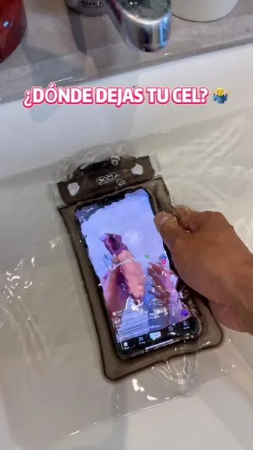 Sé honesto... ¿con quién dejas tu cel cuando te metes a nadar? 🙄 ¡Ya no lo escondas debajo de la toalla! #WaterproofPhonePouch #BeachHacks #SummerProblems #TwoPack #summerwins 