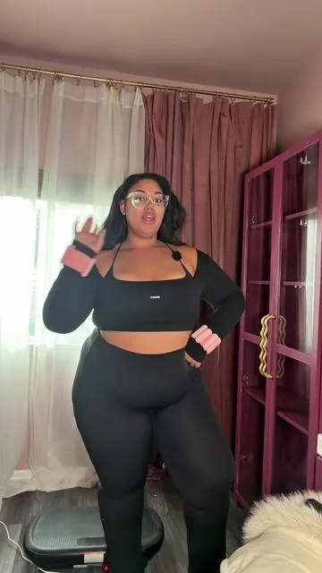 A been so excited to show you guys my updated vibration plate routine as a girly on 150 pound fat lost journey!  This is to become an integral part of my morning routine in pursuit of that goal, this routine helps with mobility muscle activation, and lymphatic drainage from the vibration plate, and target stubborn arm fat from the interval style weight training #fatlossforwomen #100lbsdown #girlssupportinggirls #vibrationplate #upperbodyworkout 