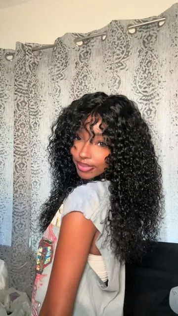 I absolutely love these bangs😍 @UNice Hair @UNICE @UniceHairCo #unicehair #bangswig #wigwithbangs #summerwins #dealsforyoudays 