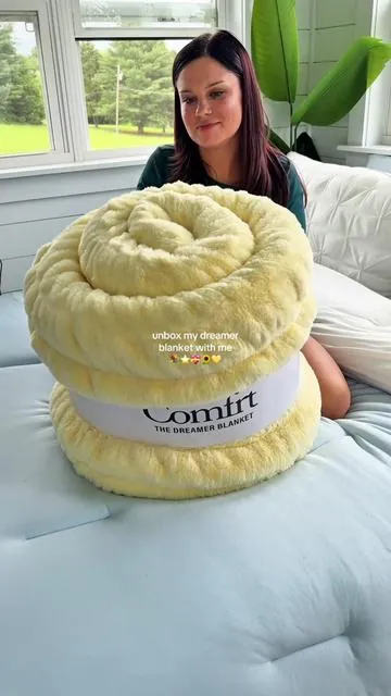 Holy. Cow. I cannot believe I waited this long to get a comfrt dreamer blanket.  #comfrt #dreamerblanket #weightedblanket #comfrtblanket  @Comfrt 