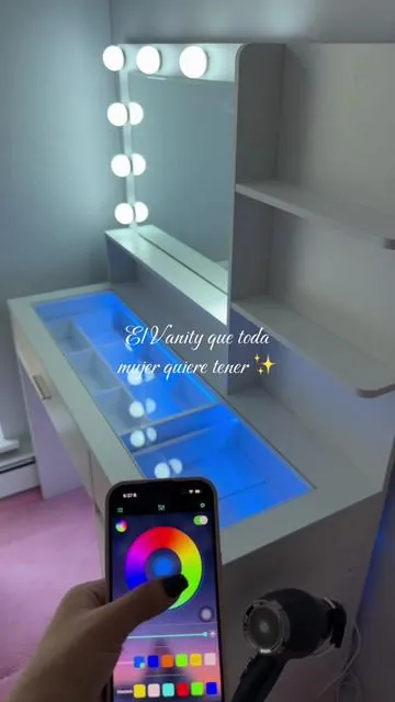 Este VANITY lo tiene todo: luces LED de colores que puedes cambiar desde tu a , gran espacio de almacenamiento y enchufes integrados. #SummerVibes #tiktokshopdealsforyoudays #MakeupVanity #vanity #tocadoresdemaquillaje @CollaredEagle 