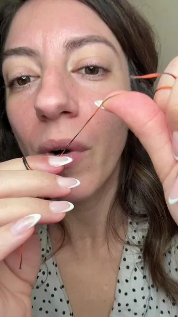 expanding floss under your gumline to get the plaque and other nasty stuff out that can lead to gum problems and nasty breath, never using the other stuff after seeing how effective expanding floss is! 🙌🏽#expandingfloss #flossing #oralhygiene