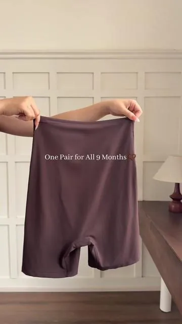 Stretchy Enough for Every Trimester. #maternitywear #pregnancyshorts #maternityootd #momanda 