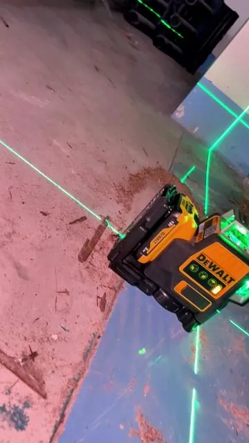 Self leveling laser conbateria recargable de 12 V 2ah; para untrabajo preciso.3 posiciones, 16 lucesverdes y nivel a 360 grados. #laserlevel #360 #tool #G4FreeSBD #springstatement 