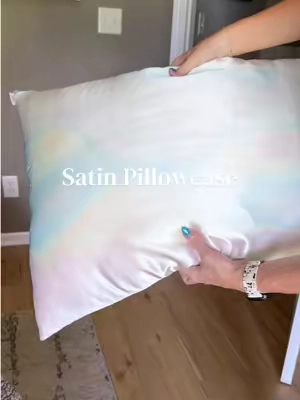 This pillowcase is everything 😍 #pillowcase #satinpillowcase #pillowcases #dealsforyoudays 