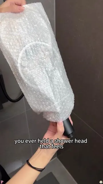 Powerful jet stream deeply clean skin and rinses soap foam in a short amount of shower time. #PowerJet #DeepClean #EfficientBath #BathAccessory #ForYouPage Y1 