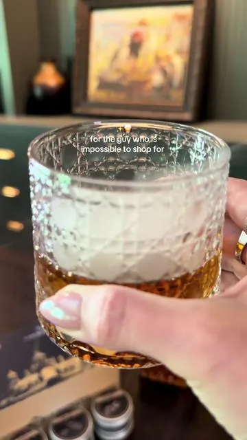 making high end steakhouse drinks right from home✨🥃 and it’s SO easy to use! this electric whiskey smoker set comes with 6 flavored wood chips and everything that you need to create your smoked cocktails at home✨#whiskey #cocktails #homebar #giftsforhim #dealsforyoudays father’s Day gift, Christmas gift ideas, craft cocktails, 