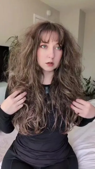 Do you struggle with frizzy hair? My go to for extra hydration 💕 #dealsforyoudays #maree #hairmask #hairtutorial #hair 