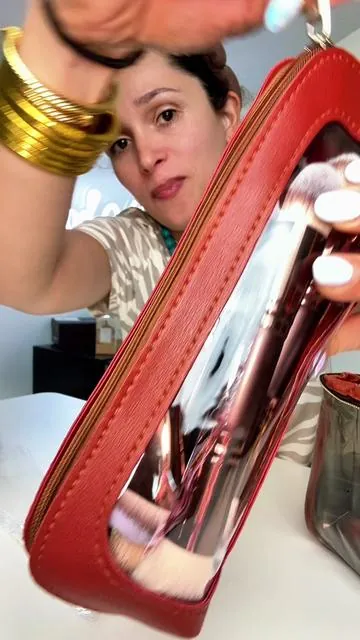 Si todavía te maquillas con las mismas 2 brochas de siempre… necesitas ver esto 😍✨ 13 brochas + estuche elegante para lograr un maquillaje mucho más pulido sin gastar una fortuna. #MakeupBrushes #MakeupTools #BeautyFinds #MakeupRoutine #dealsforyoudays 