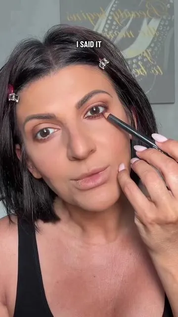 Brown eyes, THIS is your sign to ditch the black eyeliner! 🤎✨ If you have brown eyes and want them to instantly look brighter, bigger, and more captivating, this eyeliner shade is an absolute game changer. The right color can make your eyes POP in seconds without adding any extra makeup! Trust me… once you try this, you’ll never look at eyeliner the same way again.  Save this for your next makeup look and share it with your brown-eyed bestie! 🤎✨ @M·A·C Cosmetics  #BrownEyes #MakeupOver40 #eyemakeup #MakeupHack #eyeliner