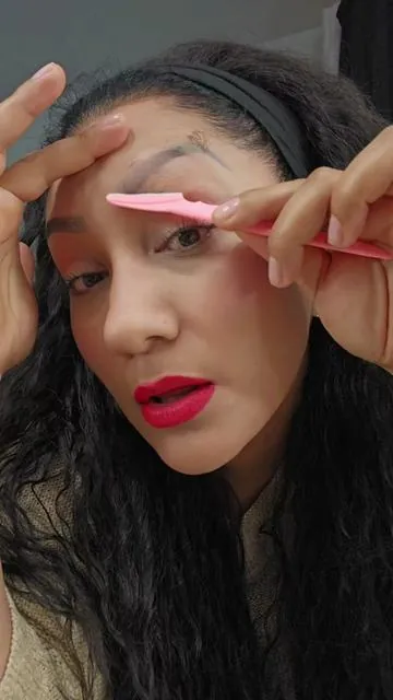 como maquillo mi cejas pelo a pelo con este lapiz para cejas yo me lo pedi en el color 03 el lapiz para cejas es de la marca. lo encuentras en mi escaparate @Vevivia Beauty  #lapizparacejas  #cejas  #makeup  #maquillajedecejas  #cejasperfectas 