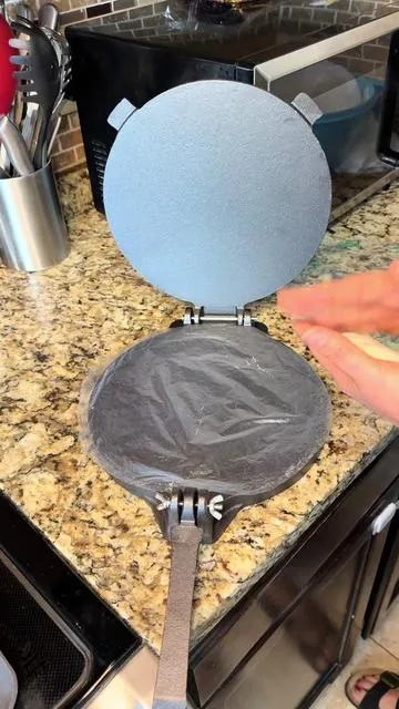 Tortillera de hierro fundido te saca las tortillas desharía y parejitas #paratiiiiiiiiiiiiiiiiiiiiiiiiiiiiiii #tortillas #foryoupagе #foryoupagе #tortillas 