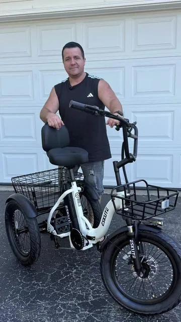 Desde que tengo este triciclo eléctrico ESKUTE T300 mis paseos y mandados se volvieron mucho más cómodos, porque combina estabilidad, potencia y espacio de carga como pocos. Su motor de 1200W de pico me lleva hasta 29 km/h sin esfuerzo, y con la batería removible de 48V y 10.4Ah alcanzo hasta 88 kilómetros de autonomía, así que puedo salir tranquilo sabiendo que llego lejos. Las llantas anchas de 18x3.0 dan un agarre firme y un andar suave en cualquier terreno, y al ser de tres ruedas me da un equilibrio total que se agradece muchísimo. Lo que más uso son las dos canastas, adelante y atrás, perfectas para las compras o para llevar lo que necesite sin cargarlo encima. El asiento acolchado con respaldo es comodísimo para trayectos largos, el cuadro es plegable para guardarlo sin ocupar tanto espacio y los frenos de disco dan una seguridad total al detenerme. Además viene en varios colores como negro, blanco, azul, rosa y naranja para que elijas el que más te guste. La conseguí con descuento y por todo lo que ofrece lo vale por completo, así que si lo estabas pensando, ahora hay ofertas disponibles que vale la pena aprovechar. #FathersDayGift #DealsforYouDays #TikTokShopDealsforYouDays #ElectricTrike #ebike 