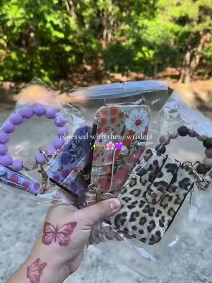 So cute and so inexpensive #dealsforyoudays #wrislet #mama #christmasgiftsforher #cheetahprint 