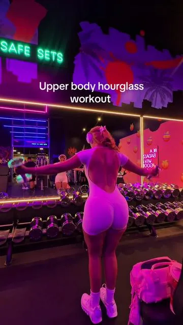 Back day workout for a hourglass shape! Guides in bio 🤍#CapCut #impactromper #womensbackworkout #scarletrivass 