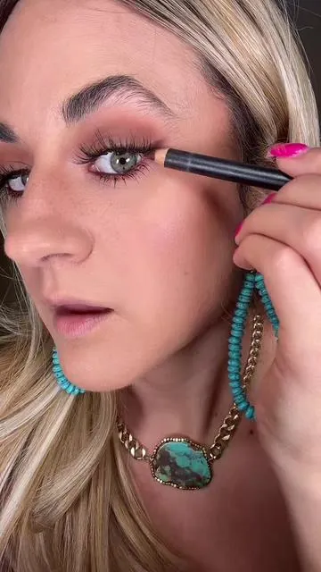 This eyeliner shade really makes my green eyes pop #eyeliner #eyelinertutorial #eyelinerhack 