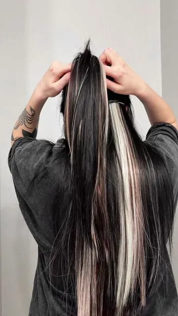☆ I mean come ONNN ☆ these calico extensions blend in SO well, if you have darker hair I promise you this is the move to avoid frying / damaging your hair 🤞🏼  #calicohair #2000sthrowback #y2khairstyle #chunkyhighlights  #CapCut 
