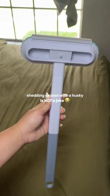 shedding season is NOT for the weak 😭 tener un husky es vivir rodeada de pelos por todos lados, so anything that makes cleaning easier is a must for me ✨  if you have a shedding dog, you'll get it... ¿duermes con tu perro en la cama? 😅 #sheddingseason #doublecoateddogs #husky #sheddingdog #dogparents 
