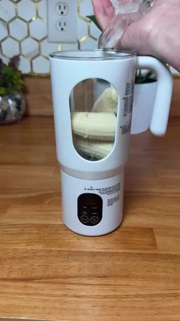 Vaso para batir.Lo puedes virar que no se bota. #portablejuicer #batidoraportatil #licuados #jugos #dealsforyoudays 