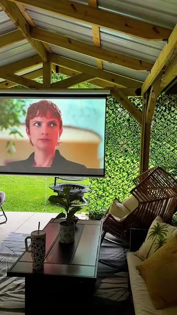 Pantalla para proyector de 100 pulgadas que se ve increíble incluso de día gracias a su respaldo que ayuda a bloquear la luz. Perfecta para cine en casa o noches de películas en el patio. #DealsForYouDays #tiktokshop #projectorscreen #homecinema #add 