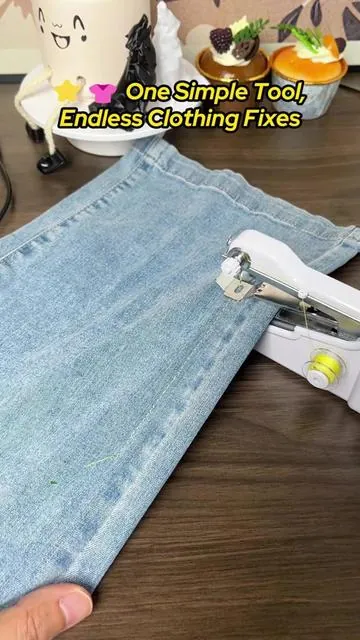😍 ¡No puedo creer lo útil que es esta mini máquina de coser!#TikTokShopDealsforYouDays#SummerVibes#DealsForYouDays#minisewingmachine #handheldsewingmachine 