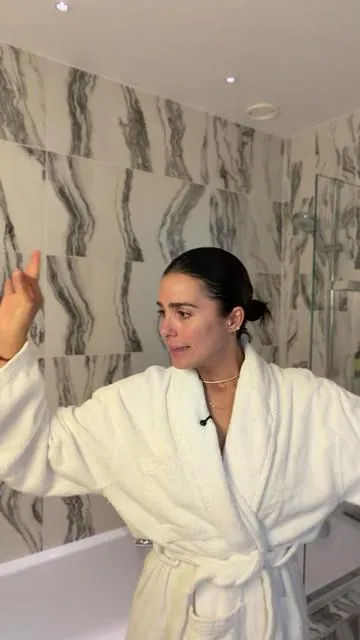 Mientras yo intento sobrevivir al jet lag,  alguien 🙄 me roba mi skincare 🤭  Mi salvación fue Jelly Mist y los parches para los ojos de @Biodance Store US ,hidratan refrescan  y dejan  la piel espectacular.Los parches rosados son  para las bolsitas y líneas de expresión, los morados para un extra de luminosidad y el Jelly Mist que lo llevo conmigo a todas partes te deja la piel espectacular  Los había traído para mí pero me tocó compartirlos con Sophia 🤭 #biodance #eyepatches #diamondpatch #serumist #serumspray