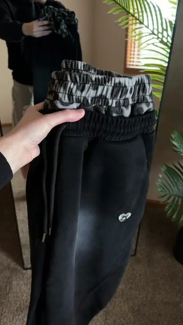 These sweats are so comfy🫰Grab ‘em while they’re still on sale! @AELFRIC EDEN #aelfriceden #sweatpants #sweats #fypシ #dealsforyoudays 