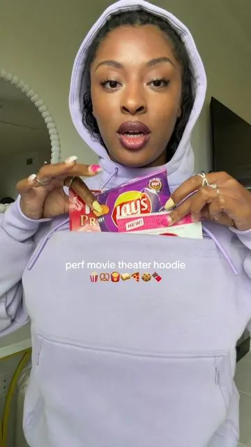 This is so perfect for the movies 🍿 #comfrt #comfrthoodie #comfrtsnakhoodie #moviesnacks #dealsforyoudays