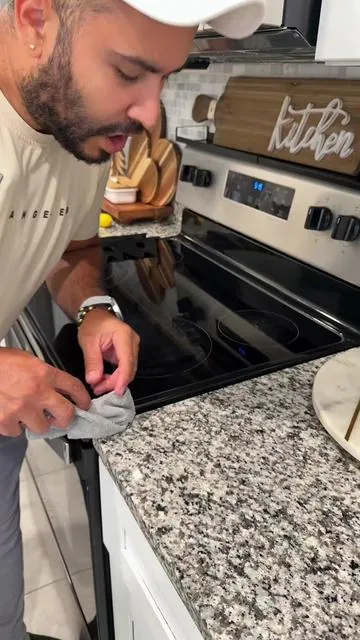 Evita que la grasa, migas y residuos caigan entre la estufa y el mesón. Este cubre espacios ajustable se adapta fácilmente, resiste el calor y ayuda a mantener tu cocina más limpia y organizada todos los días. #KitchenOrganization #KitchenGadgets #HomeEssentials #dealsforyoudays #tiktokshopcreatorpicks 