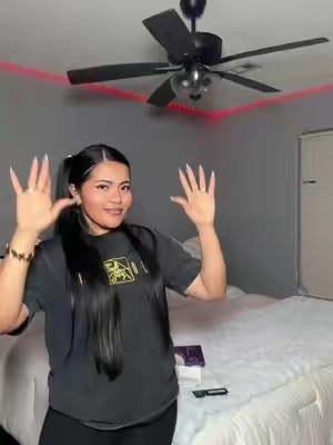 Si quieres darle un cambio total a tu habitación o a cualquier espacio de tu casa, estas luces LED de 100 pies son la opción. Se controlan súper fácil con tu voz a través de Alexa y tienen efectos de música y colores increíbles. ¡Tienen que ver cómo se ven puestas! #LEDLights #SmartHome #DecoracionInterior #AmbientePerfecto #DealsforYouDays 