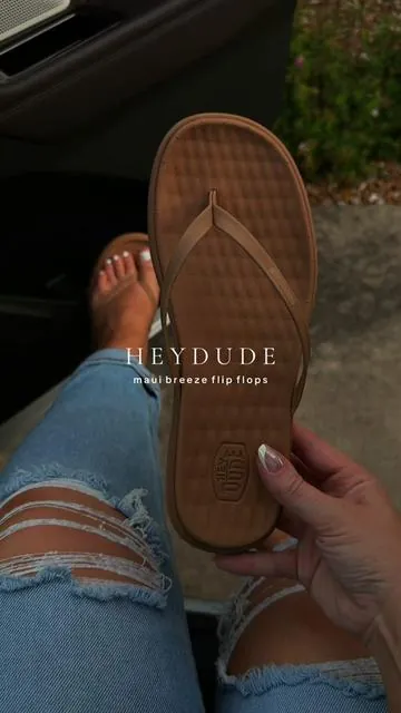 So comfy and cute 🤎 and has arch support! ☀️ @HeyDude #dealsforyoudays #shoes #flipflops #sandals 