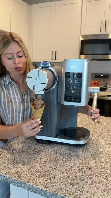 Soft serve at home any day of the week?! 🙌🏻 #ninjacreamiicecream #ninjaicecreammaker #ninjacreamiscoopandswirl #ninjacreamiproteinicecream #ninjacreami 